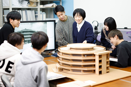 大阪産業大学 公共空間における人の行動に着目。実地調査をもとに、よりよく使われる空間を目指した設計手法や設計条件を探ります。