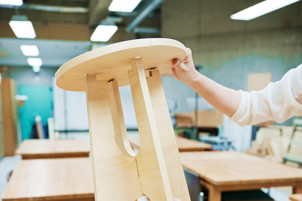 実践女子大学 【プロダクトデザイン】道具や家具などのモノづくりに関して、講義と演習を通じて体系的に知識と技術を高めます