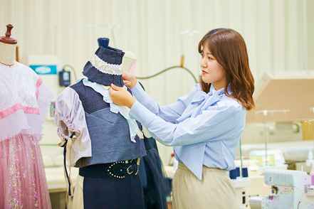 実践女子大学 【ファッションデザイン】衣服の高度な製作技術を修得しながら、デザインの基礎から応用まで学び、総合的スキルを身につけます