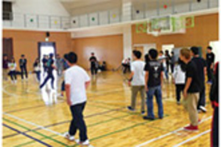 沖縄国際大学 大学生活を充実させるスタートダッシュのため入学後に宿泊型メンバーシップ・トレーニングを実施。先輩や先生との交流を深めます