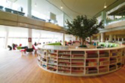 神田外語大学 ガラス張りの入口が印象的な図書館。明るい空間が広がっています。