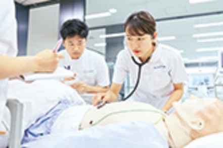 四天王寺大学 高機能の患者型シミュレータを導入し、すべての領域であらゆる事例に対応できる実践力を養成。
