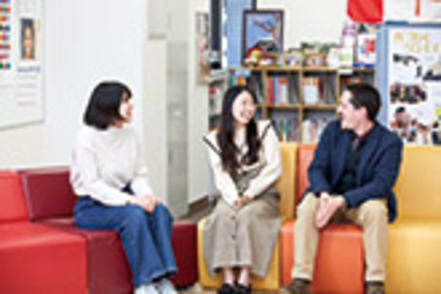 四天王寺大学 ネイティブスピーカーと気軽に会話でき、無料レッスンも受けられるランゲージ・プラザ 「i-Talk」。