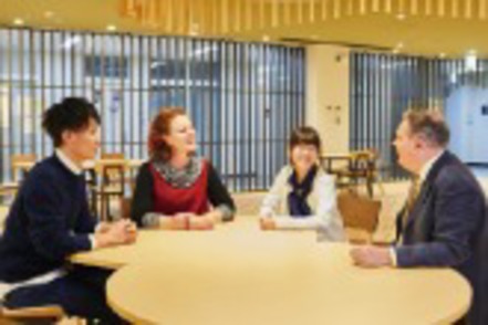 京都橘大学 英語の自学自習に励めるラーニングコモンズを設置。昼食時に教員と英語で会話する機会もあり、日常的に英語力を高められます