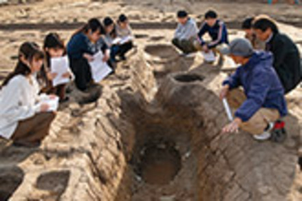京都橘大学 本物の発掘現場を利用した「歴史遺産学実習」は全国でも珍しい試みです