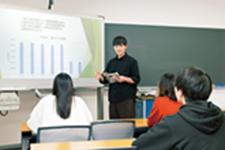 佛教大学 学内や地域で研究を発表する機会では、プレゼンテーション能力を磨くことができます