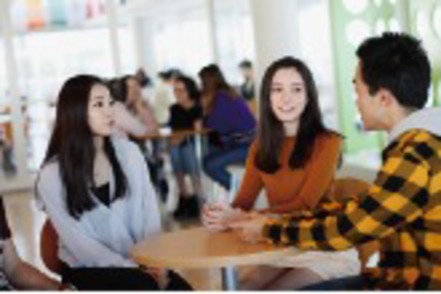 名古屋外国語大学 キャンパスでは日常的に外国人教員や留学生と交流ができます