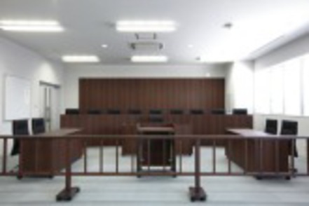 名古屋学院大学 疑似法廷教室では、学生が裁判官、弁護士、検察官になり裁判手続を疑似体験する授業を開講。