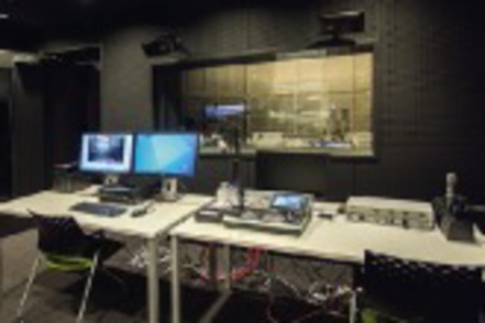 京都産業大学 撮影や録音、編集作業など、メディア制作が行える専用スタジオを設置。最新機材を使って学べる