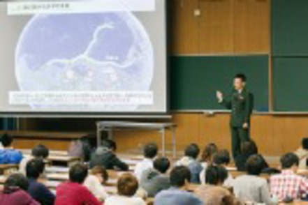 京都産業大学 実務家出身の教員や現役の警察官、公務員、弁護士、企業人など、実際に取り組んでいる問題を語る講義を開講
