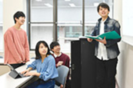 京都産業大学 2年次の秋学期からゼミ活動がスタート。早くから実践的な学びに触れることで、選択した専門テーマをより深く探究することが可能