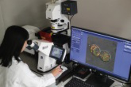 愛知学院大学 「共焦点レーザースキャン顕微鏡」（写真）など、薬学を学ぶにふさわしい最先端の機器をそろえています