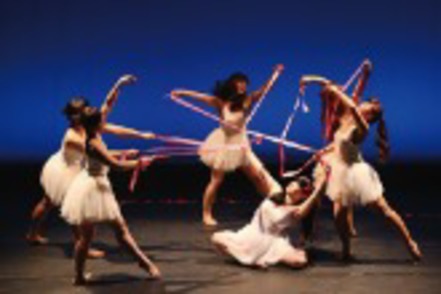 日本大学 国内教育機関トップクラスの劇場設備で知識、技術を学びます。演劇学科舞踊コース洋舞専攻実習発表風景。