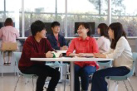 日本大学 ラーニングコモンズは自身の学びの目的にあわせて自由に使用できます。