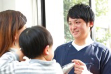 東京情報大学 入学時から看護職としてのキャリア教育を開始。地域で活躍する先輩の例を参考に自身のキャリアを追究します。