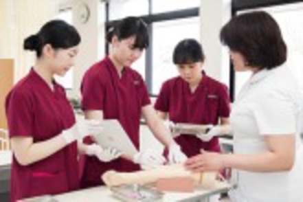 東京情報大学 看護学部のために作られた専用の施設・設備での演習で、実習に必要な経験を磨きます。