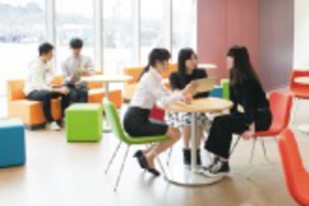東京情報大学 看護実習棟には各階に学生用のラウンジがあり、快適な環境で過ごすことができます。