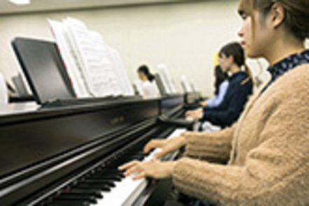 京都女子大学 中学校歌唱教材を中心に、さまざまな歌曲を伴奏し、音楽性豊かなテクニックや表現法の修得をめざします。