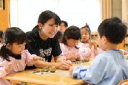 京都女子大学 大学の幼児教育機関である京都幼稚園と連携したワークショップも実施。