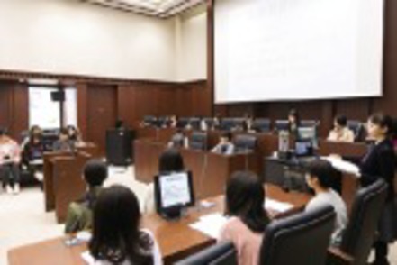 京都女子大学 校舎内の模擬法廷。審理をロールプレイする実践的な授業も開講します。