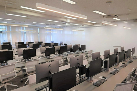 京都女子大学 データサイエンス学部の学生が使用している「高度情報処理室」です。ハイスペックPCを設置しています。