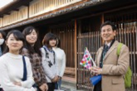 京都女子大学 〈史学科〉学外フィールドワークでは、京都に残る史跡や史資料、歴史遺産などに触れる機会を用意している。