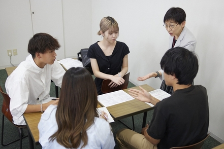 桜美林大学 授業にグループワークを多く取り入れ、発表やロールプレイングなどで表現力を養う。