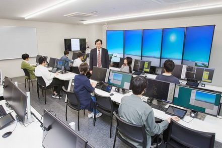 桜美林大学 航空関連の実務経験が豊富な教諭陣の指導により、専門性を磨きます。