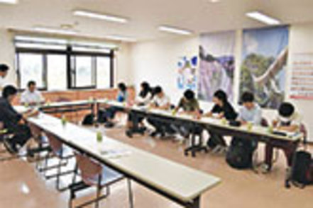北海道情報大学 先端経営学科の実際のゼミの授業風景。外に出て見えた課題を話し合って解決策を見つけています！