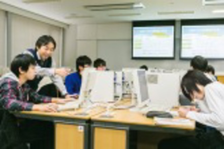大阪学院大学 プログラミングをはじめ、人工知能や機械学習などの応用までデータサイエンスの実践的な知識を養います。