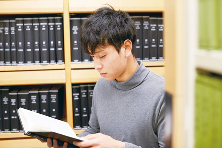 大阪学院大学 授業とキャンパス内で開講される資格講座で公務員として求められる知識を習得。