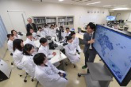 神戸常盤大学 さまざまな実験機器、検査機器を使用した学内実習で、基礎からじっくり学びます