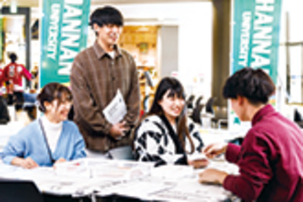 阪南大学 櫻井ゼミでは、産学連携プロジェクトとしてフィールドワークを実施。アンケート調査などで地域の課題を探り解決方法を提案。