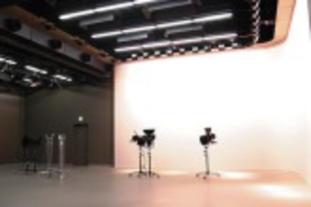 立教大学 現代心理学部の「スタジオ棟」。さまざまな映像制作のための照明機器を備えた本格的な撮影スタジオ。