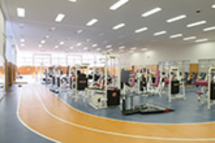 立教大学 室内競技用のアリーナ5面を擁する巨大な体育館には、トレーニング室をはじめレスリング場など充実した専用施設があります。