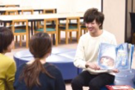 埼玉学園大学 手遊び、絵本読み…。現場をふまえた授業は、学生自身も子どもの頃を思い出し楽しめる!