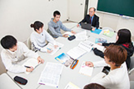 埼玉学園大学 教員が一人ひとりの学生の顔を把握し、それぞれに合った教育指導を丁寧に行っています