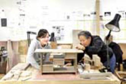 京都美術工芸大学 人間国宝をはじめ日本の工芸界を代表する教員が指導。伝統の手業を学びながら独自のデザイン力やプロデュース力も身につけます。