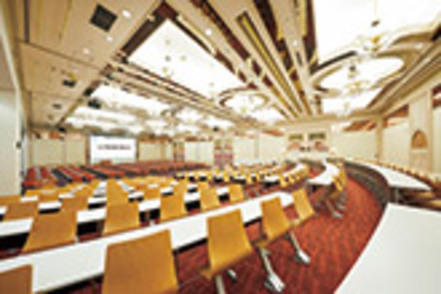 開志専門職大学 最大384名収容可能な大講義室。セミナーやイベントはもちろん、講義でのプレゼンテーション実習にも活用。