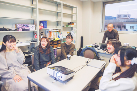 筑紫女学園大学 個々の成長をしっかりサポート。1年次から少人数ゼミ形式で学びを深めます