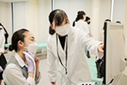 順天堂大学 オープンキャンパス模擬実験で活躍する医療科学部生