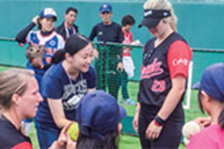 順天堂大学 カナダ女子ソフトボールナショナルチームがソフトボール教室を開催。国際教養学部の学生が通訳ボランティアとして活躍しました。