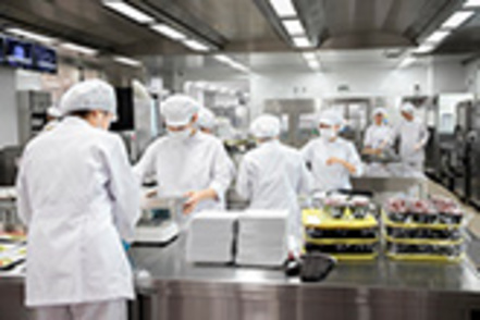 愛知淑徳大学 健康栄養学科の専用棟には給食経営管理室や理化学実験室などさまざまな実験・実習室を配置
