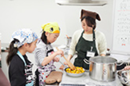 愛知淑徳大学 大学の健康相談室と連携し、地域の方を対象に食と栄養をテーマにした「親子食育教室」などのイベントを開催