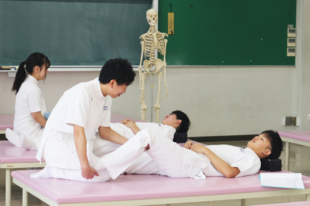 日本医療科学大学 臨床実習を想定した学生同士のロールプレイングを取り入れ、各科目を関連づけながら実技演習トレーニングを積んでいます