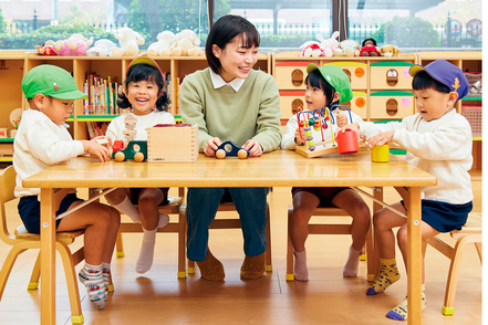 京都光華女子大学 同じ敷地内にある併設幼稚園、小学校での実習により、子どもの発達段階に応じた教育や保育を見通しを持って学ぶことができます