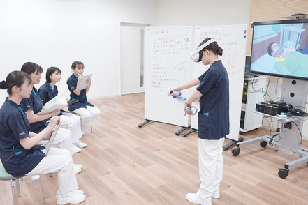 新潟青陵大学 疾患に合わせた看護をリアルに体感できる高度シミュレーターを用いたシミュレーション演習等ができ、実践的な学びを経験できます