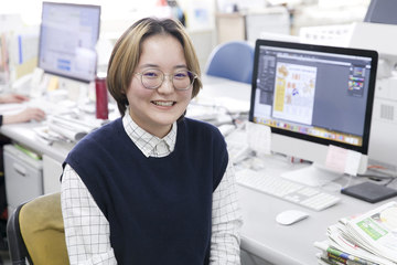 グラフィックデザイナーとして働く尾方　櫻子さん
