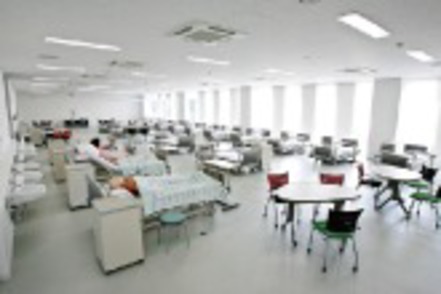 姫路大学 学校内にある看護実習室には、病院にあるような医療用ベッドや最新の医療設備が充実