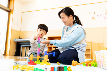 川崎医療福祉大学 子ども医療福祉学科では、かわさきこども園と連携し、病児・発達障がい児を含むあらゆる子どもと保護者への支援を学びます